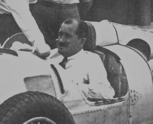Ferdinand Porsche in einer der originalen Rennwagen