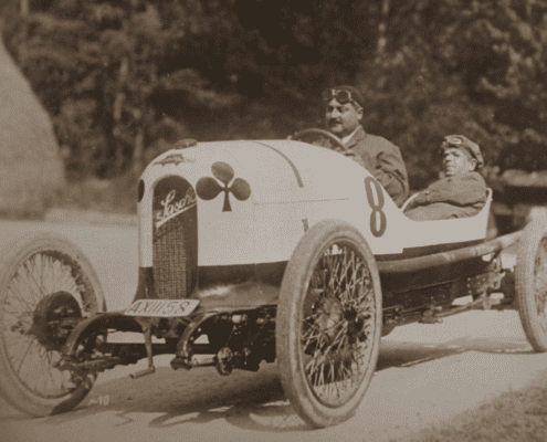 Männer bei einer gemütlichen Fahrt auf dem Land mit einer der ersten Rennwägen