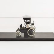 Historisches Modellauto Lohner-Porsche Nr. 27 ausgestellt in einer Vitrine im Ferdinand Porsche Erlebniswelten Museum Fahr(t)raum.