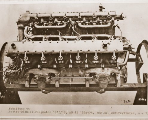 Ein detailliertes Bild eines Flugzeugmotors aus dem frühen 20. Jahrhundert. Die Beschreibung enthält technische Spezifikationen Austro Daimler Flugmotor 1915/16.