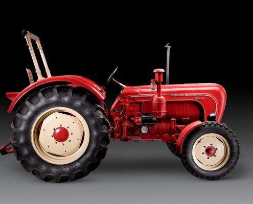 Roter Traktor des Modells Schlepper von Porsche