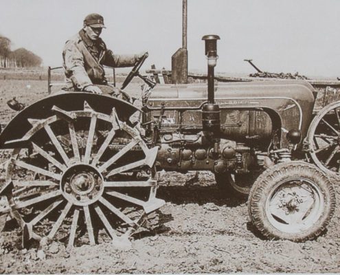 Der Allgaier Schlepper im Einsatz auf dem Feld mit ausgetauschtem Hinterrad
