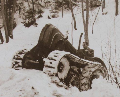 Porsche Allgaier Schlepper fährt mit Schnellketten im Winter im Wald 