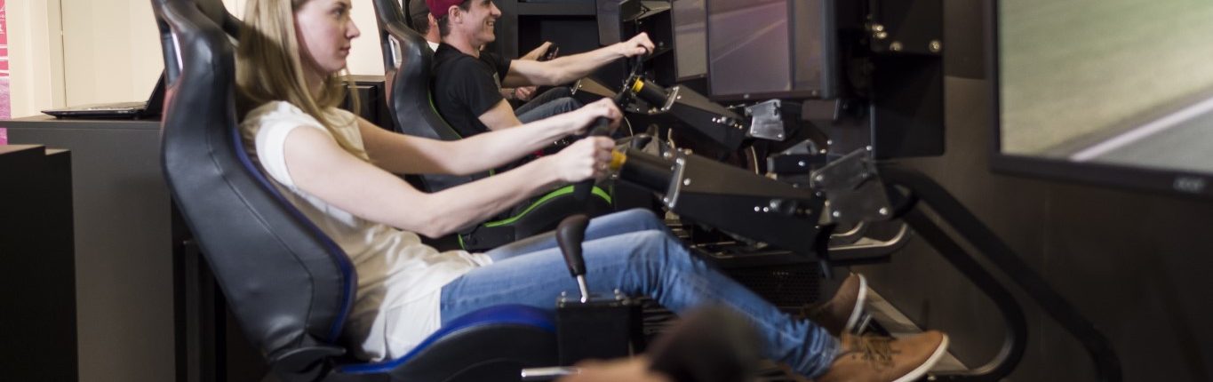 Besucher testen den Highspeed Hautnah Simulator für Rennen in Gruppen bei fahr(T)raum