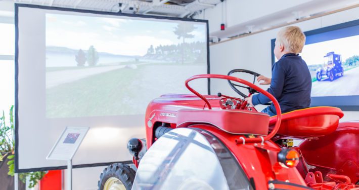 Junge fährt auf Traktor Simulator bei fahr(T)raum