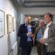 Gruppe von Besuchern betrachten Bilder der Ausstellung Wizany bei fahr(T)raum