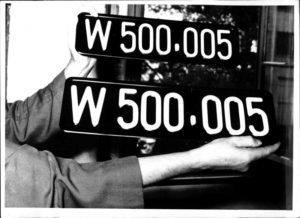 Neue Nummern-schilder, Auto-kennzeichen mit der Nummer 500.005, in zwei verschiedenen Formaten, Großaufnahme